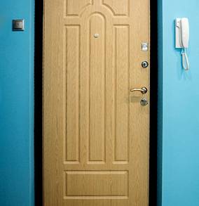 Светлая входная дверь